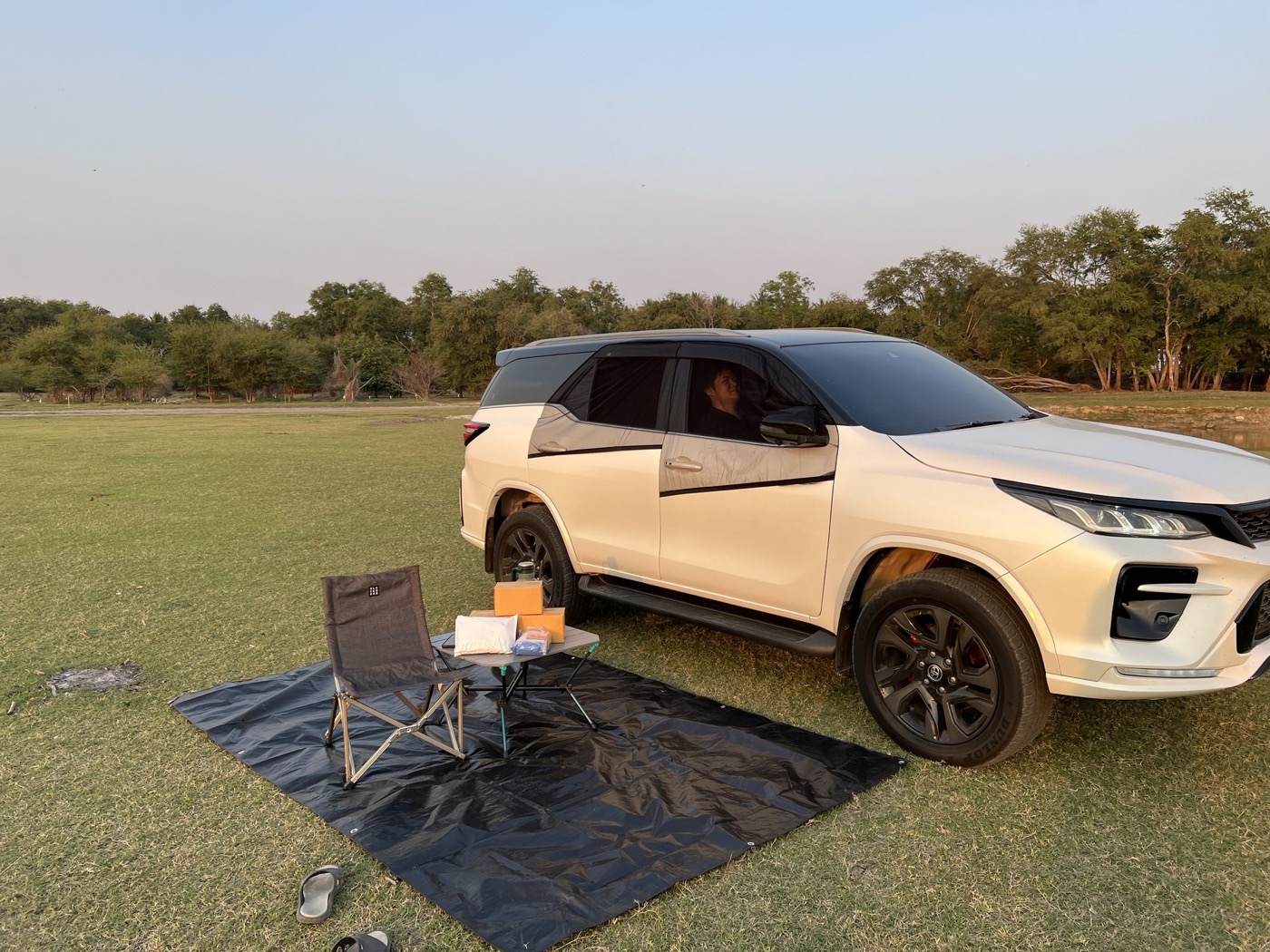 ผ้ามุ้งรถยนต์ Happycar 555 ติดตั้งกับรถ SUV ในสถานการณ์จอดพักและแคมป์ปิ้ง