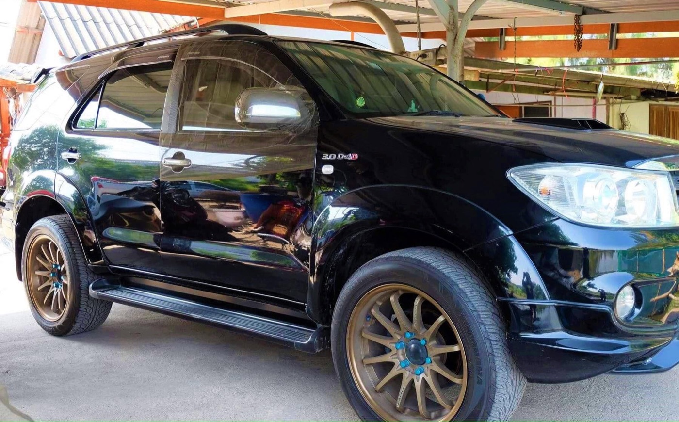 ตัวอย่างผ้ามุ้งรถยนต์ผ้าแข็งติดตั้งกับรถ SUV สีดำ